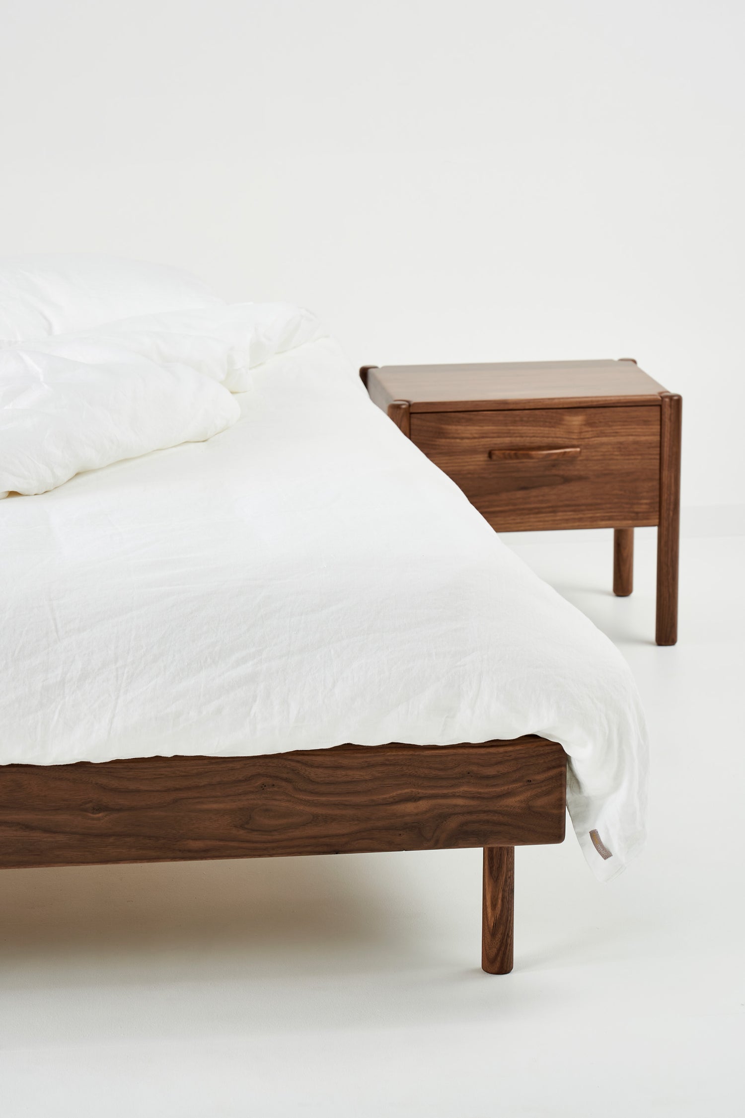 Practice Minimalism in a Small Bedroom Space