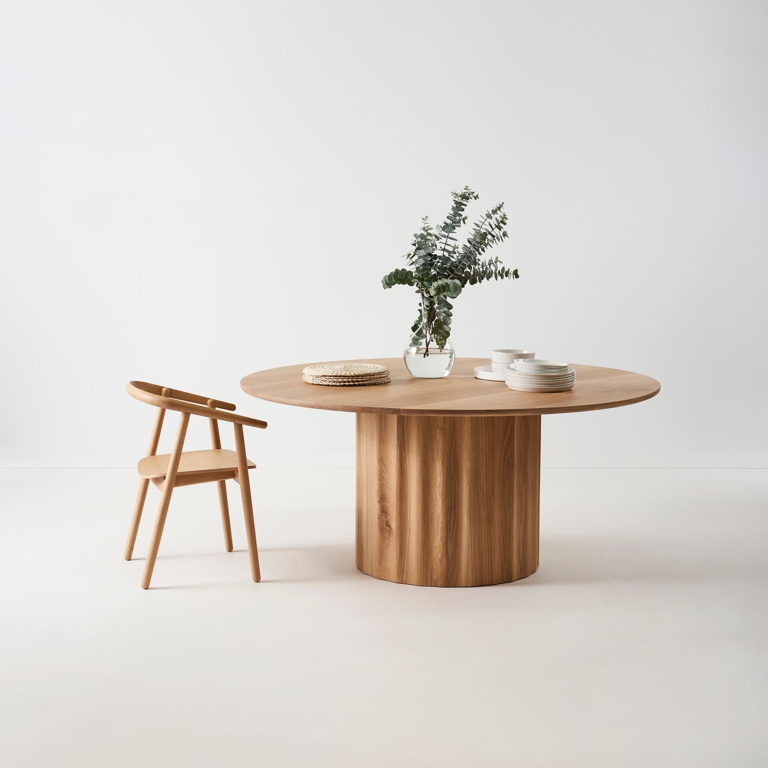 Round & Pedestal Dining Tables